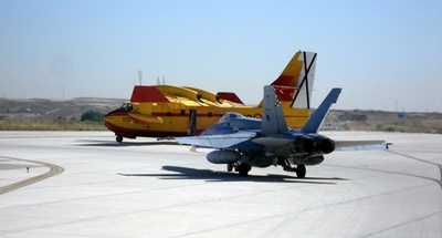 Un F-18A y un Canadair esperan su turno para despegar delante de mi, en la cabecera 23 de la base aérea de Torrejón