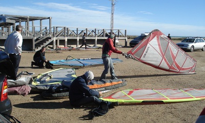 Varios windsurfistas aparejan sus velas aquel día en el delta del Ebro
