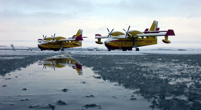Dos de nuestros Canadairs esperan congelados en la plataforma de la base aerea de Torrejón