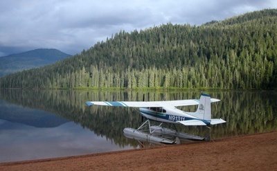 Una pequeña Cessna con flotadores descansa en un precioso embalse de Alaska