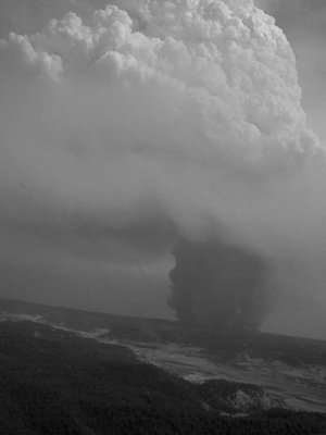 Cuando se dan las condiciones adecuadas el incendio produce un imponente cumulonimbo en su vertical