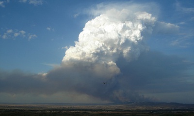 El incendio del campo de maniobras de San Gregorio visto desde la cabina de mi hidroavión cuando ya había generado un enorme cumulonimbo en su vertical