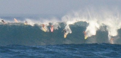 Varios surfistas descienden una pared a mediados de los sesenta