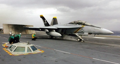 Un F/A-18F Super Hornet de los VFA-103 Jolly Rogers a punto de despegar del portaviones Dwight D. Eisenhower