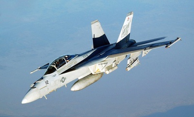 Un F/A-18F Super Hornet de los VFA-41 Black Aces termina de repostar en vuelo sobre Iraq