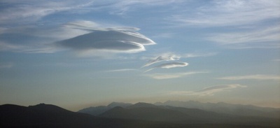 La nubes lenticulares sobre las cimas indican la presencia de onda de montaña