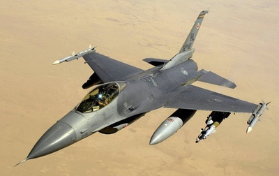 Un F-16 Fighting Falcon en vuelo sobre Iraq