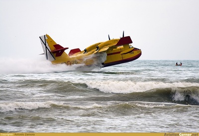 Hidroavión cargando en el mar durante el Festival Aéreo Ciudad de Valencia