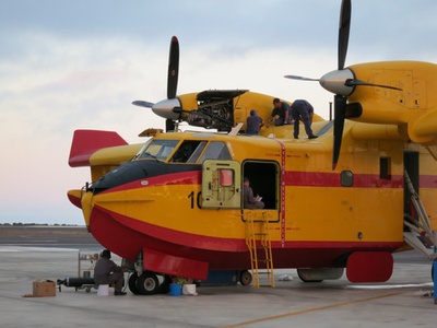 Personal de Mantenimiento del 43 Grupo revisando un hidroavión en el aeropuerto de La Gomera