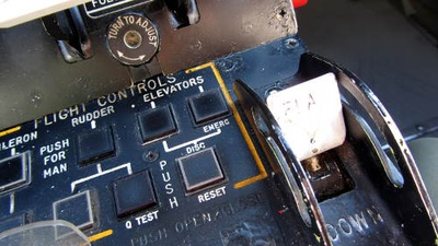 Consola central con el selector de flap y los PBA de los mandos de vuelo